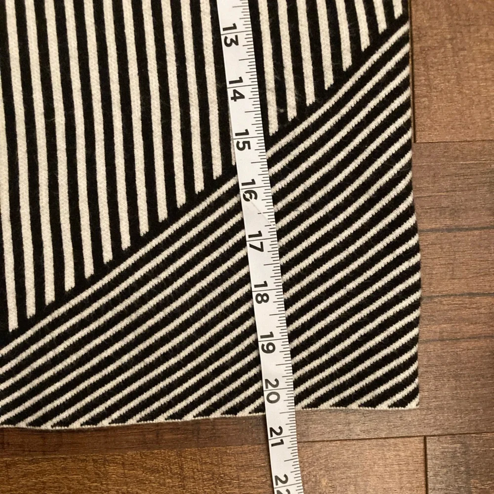 Tahari Mock Neck Sweater Contemporary Black and White Stripes Women’s S - Picture 8 of 8